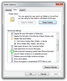 Mostrando arquivos de sistema ocultos nas opções de pasta do Windows.