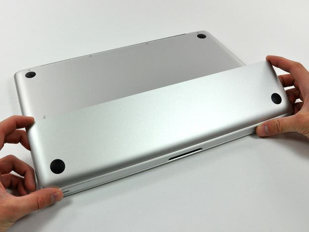 Zdejmowanie klapki dostępu do baterii w MacBook Pro Late 2008 i Early 2009