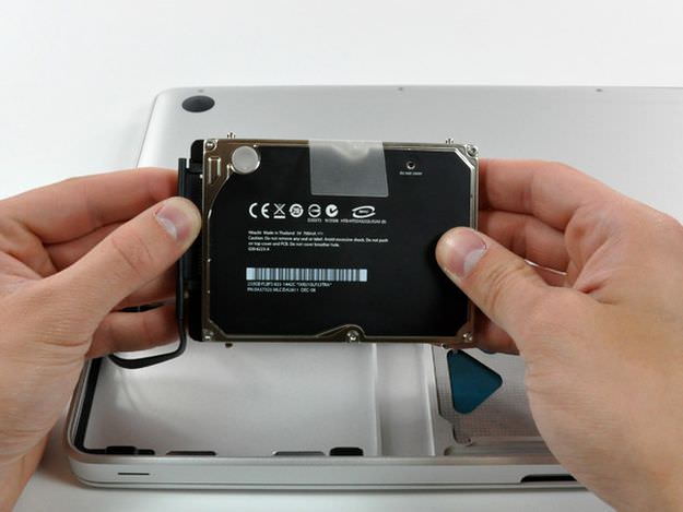 Odłączanie kabla danych w MacBook Pro Late 2008 i Early 2009