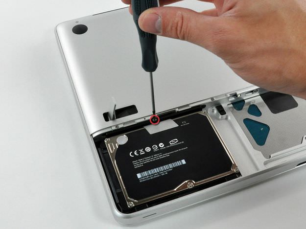 Zdejmowanie wspornika HDD w MacBook Pro Late 2008 i Early 2009