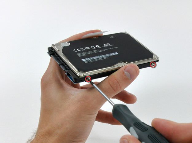 Wyjmowanie śrub Torx w MacBook Pro Late 2008 i Early 2009