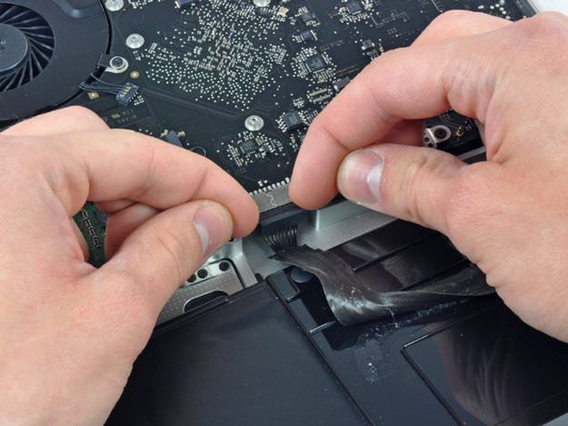 Odłączanie złącza baterii w MacBook Pro Mid 2009 i nowszych