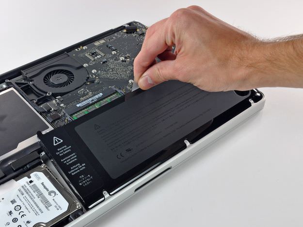 Podnoszenie baterii w MacBook Pro Mid 2009 i nowszych
