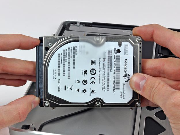 Odłączanie kabla w MacBook Pro Mid 2009 i nowszych