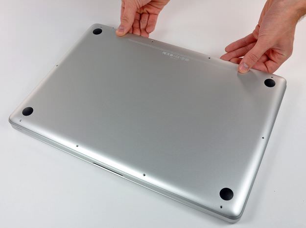 Zdejmowanie dolnej obudowy w MacBook Pro Mid 2009 i nowszych